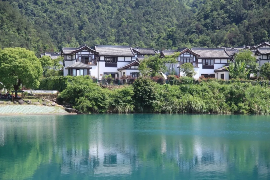 凝望山水之间—颐居养生小镇